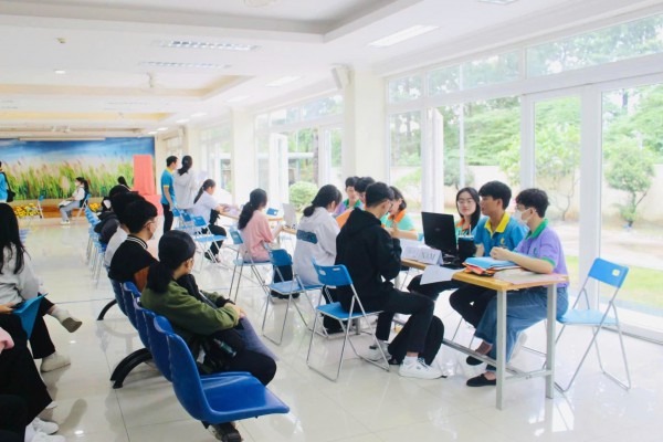 Thành lập Quỹ xã hội Cỏ May để giúp đỡ học sinh, sinh viên nghèo