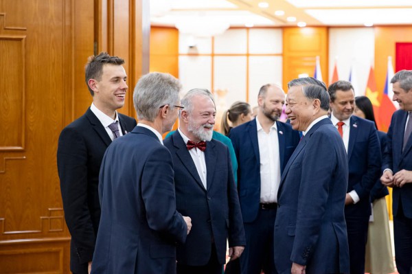 Thầy giáo Czech nói tiếng Việt như gió, làm việc nhiều người mơ ước