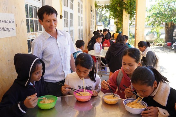 Thầy hiệu trưởng bỏ tiền túi lo ăn trưa cho học sinh