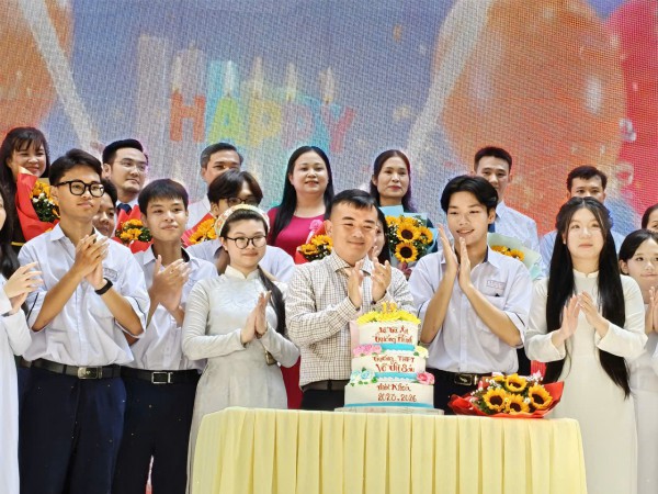 Thầy hiệu trưởng gửi gắm chữ 