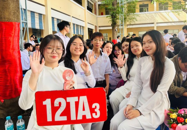 Thầy hiệu trưởng gửi gắm chữ 