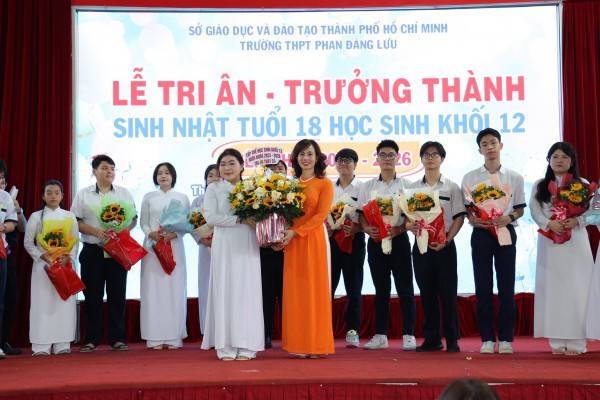 Thầy hiệu trưởng gửi gắm chữ 