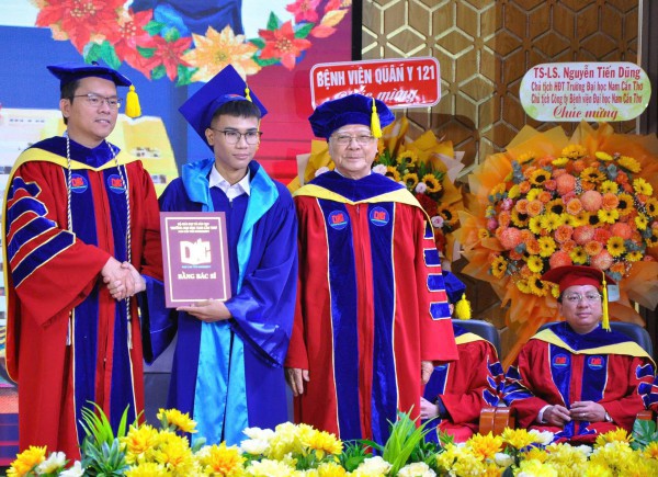 Thêm 812 sinh viên các ngành sức khỏe nhận bằng tốt nghiệp