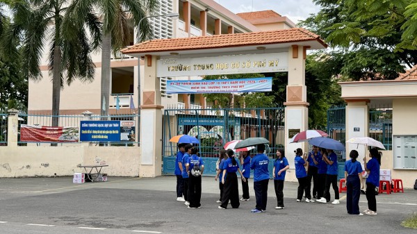 Thi lớp 10 TP.HCM: Phụ huynh lo lắng đưa con đến trường thi sớm