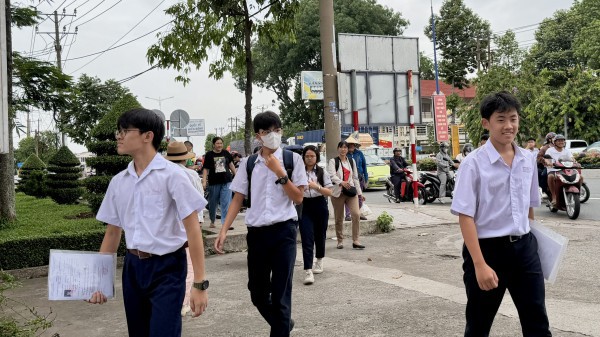 Thi lớp 10 TP.HCM: Phụ huynh lo lắng đưa con đến trường thi sớm