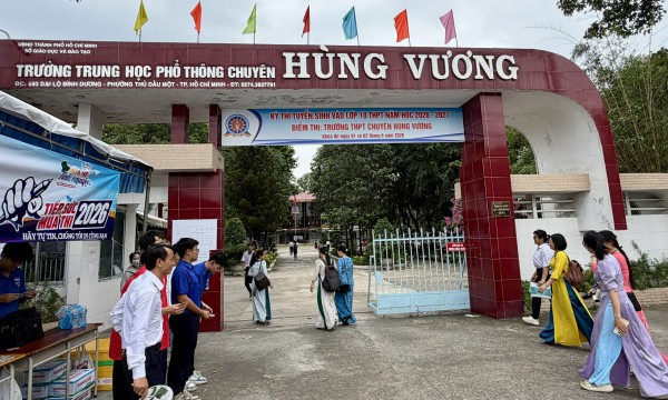 Thi lớp 10 TP.HCM: Phụ huynh lo lắng đưa con đến trường thi sớm
