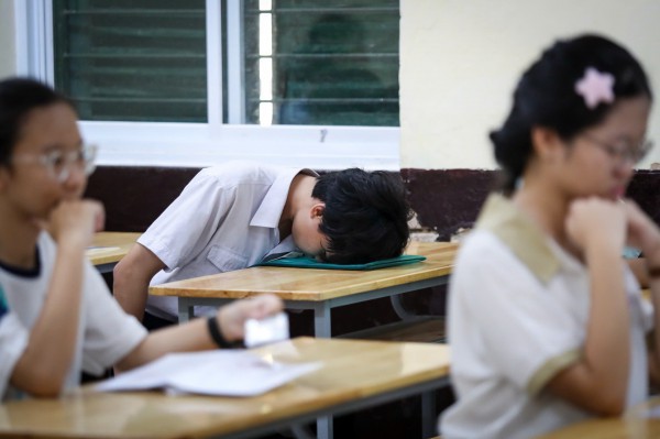Thi lớp 10 môn ngữ văn chương trình mới, thí sinh vẫn dày công học thuộc lòng Thi lớp 10 môn ngữ văn chương trình mới, thí sinh vẫn dày công học thuộc lòng