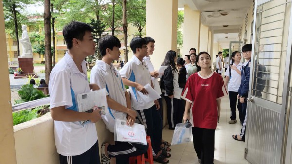 Thí sinh nhà cách điểm thi tốt nghiệp khoảng 30 km đến trường làm thủ tục sớm
