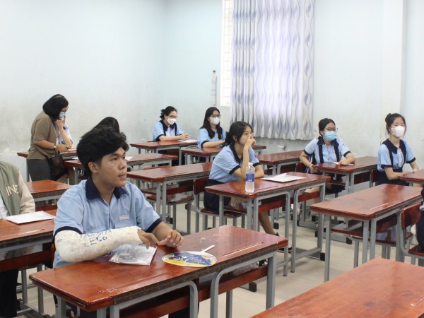 Thi vào lớp 10 TP.HCM: Thí sinh bị gãy tay lo không làm được bài môn văn Thi vào lớp 10 TP.HCM: Thí sinh bị gãy tay lo không làm được bài môn văn
