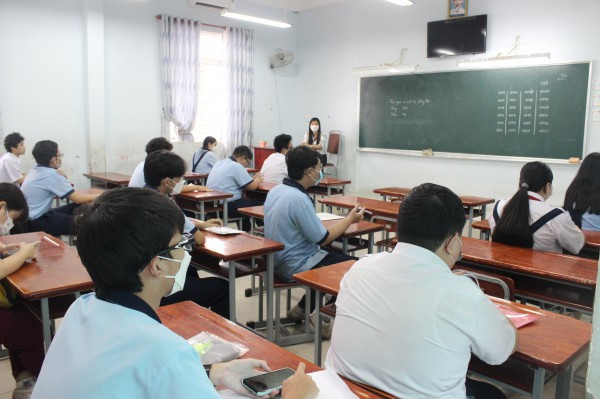 Thi vào lớp 10 TP.HCM: Thí sinh bị gãy tay lo không làm được bài môn văn Thi vào lớp 10 TP.HCM: Thí sinh bị gãy tay lo không làm được bài môn văn