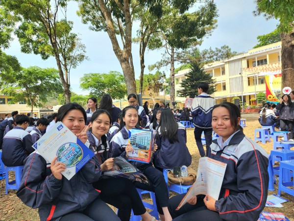 Thích luyện thi trên mạng hơn đi học thêm, vì sao?