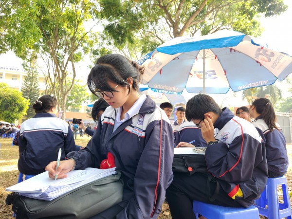 Thích luyện thi trên mạng hơn đi học thêm, vì sao?