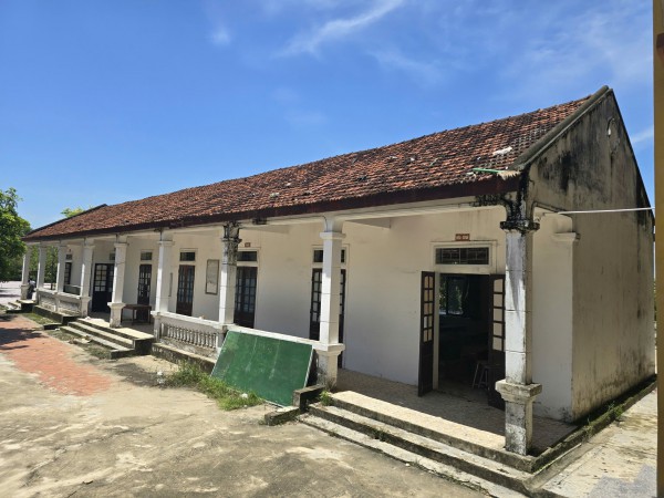 Thiếu phòng, học sinh phải làm bài thi ở… nhà để xe Thiếu phòng, học sinh phải làm bài thi ở… nhà để xe