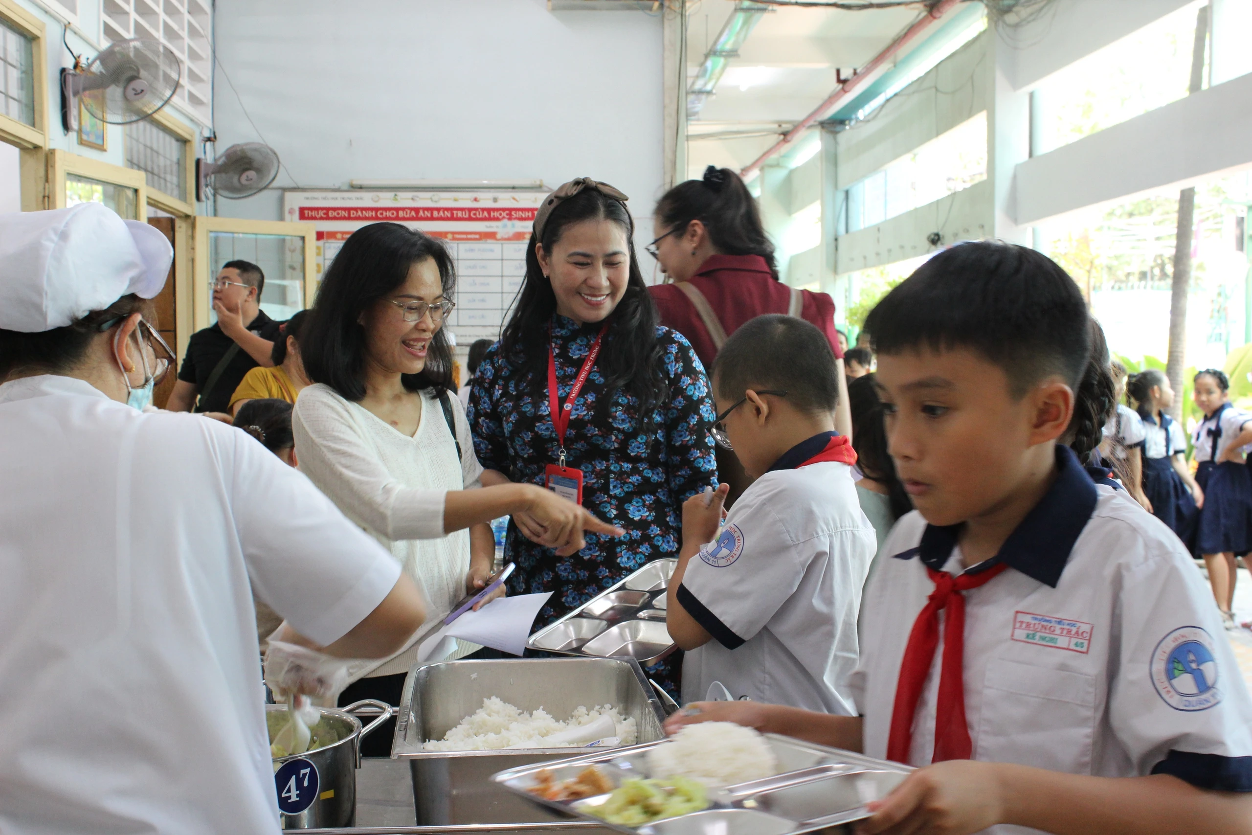 Tiền ăn bán trú thu theo thỏa thuận: Làm sao để phụ huynh ủng hộ?