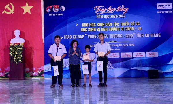 Trao 50 suất học bổng Vừ A Dính cho học sinh tỉnh An Giang