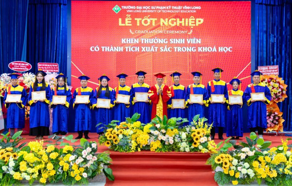 Trao bằng tốt nghiệp cho 785 tân thạc sĩ, cử nhân, kỹ sư, bác sĩ thú y Trao bằng tốt nghiệp cho 785 tân thạc sĩ, cử nhân, kỹ sư, bác sĩ thú y