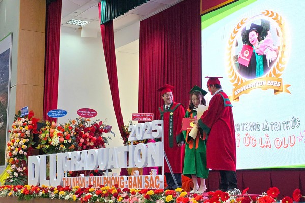 Trao bằng tốt nghiệp cho sinh viên, hiệu trưởng nói về Trao bằng tốt nghiệp cho sinh viên, hiệu trưởng nói về