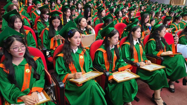 Trao bằng tốt nghiệp cho sinh viên, hiệu trưởng nói về Trao bằng tốt nghiệp cho sinh viên, hiệu trưởng nói về