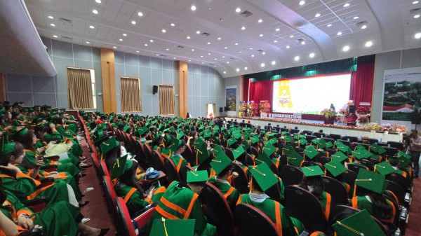 Trao bằng tốt nghiệp cho sinh viên, hiệu trưởng nói về Trao bằng tốt nghiệp cho sinh viên, hiệu trưởng nói về