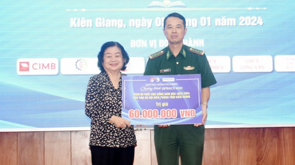 Trao học bổng Vừ A Dính cho học sinh Kiên Giang