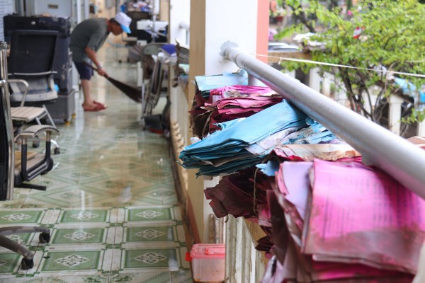 Trường THPT Lê Trung Kiên tan hoang sau lũ, nỗi lo an toàn cho học sinh