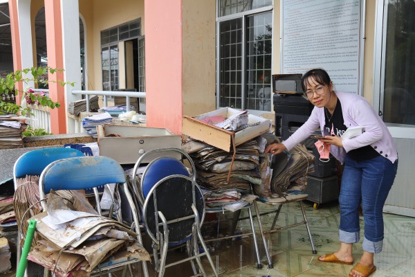 Trường THPT Lê Trung Kiên tan hoang sau lũ, nỗi lo an toàn cho học sinh
