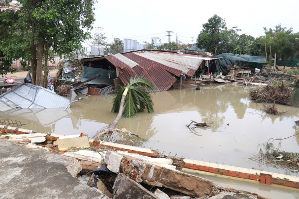 Trường THPT Lê Trung Kiên tan hoang sau lũ, nỗi lo an toàn cho học sinh