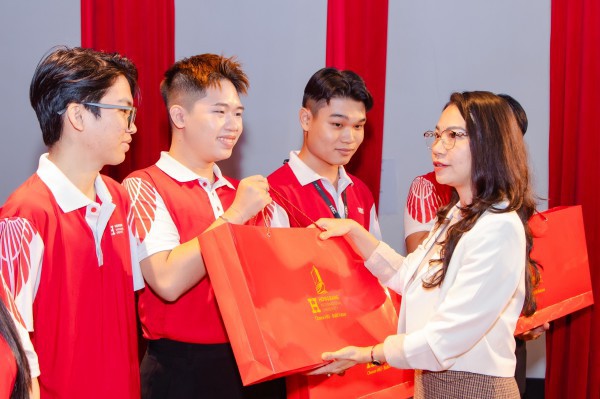 Trường ĐH chi hàng tỉ đồng tặng quà, lì xì dịp tết Nguyên đán cho sinh viên