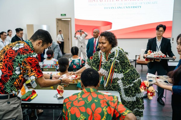 Trường đại học Văn Lang đón tiếp Thủ tướng Cộng hòa Vanuatu - Tăng cường hợp tác giáo dục quốc tế