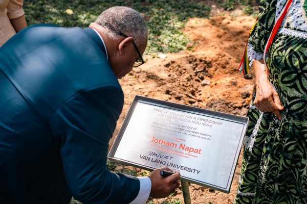 Trường đại học Văn Lang đón tiếp Thủ tướng Cộng hòa Vanuatu - Tăng cường hợp tác giáo dục quốc tế