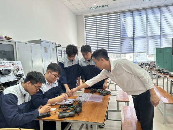 Trường đại học có nên quay lại đào tạo cao đẳng?