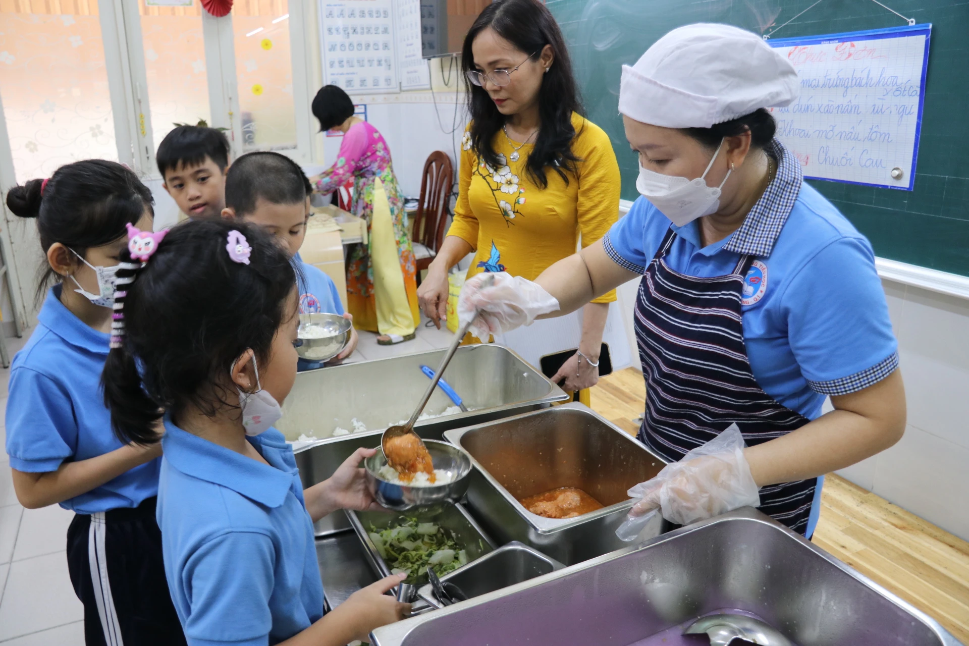 Trường học TP.HCM mời cha mẹ vào ăn cơm bán trú cùng con