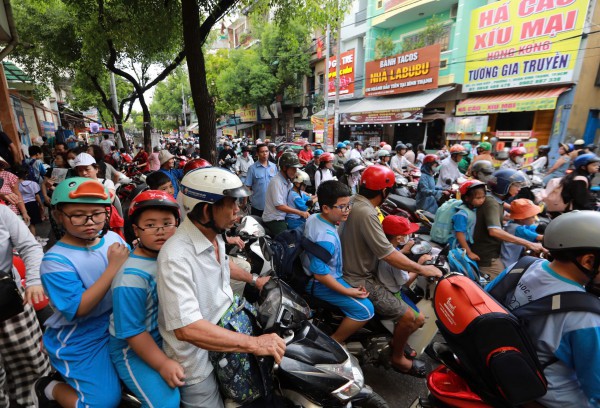 Trường học TP.HCM phải khắc phục ùn tắc giao thông cổng trường Trường học TP.HCM phải khắc phục ùn tắc giao thông cổng trường