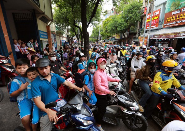 Trường học TP.HCM phải khắc phục ùn tắc giao thông cổng trường Trường học TP.HCM phải khắc phục ùn tắc giao thông cổng trường