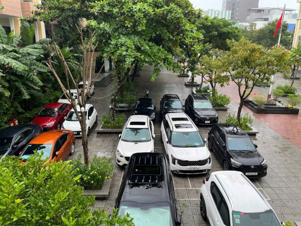 Trường học mở cửa cho dân đưa xe tránh ngập, trú bão Fengshen miễn phí