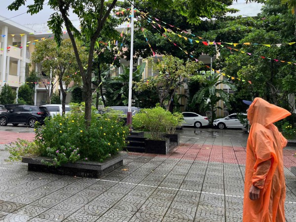 Trường học mở cửa cho dân đưa xe tránh ngập, trú bão Fengshen miễn phí