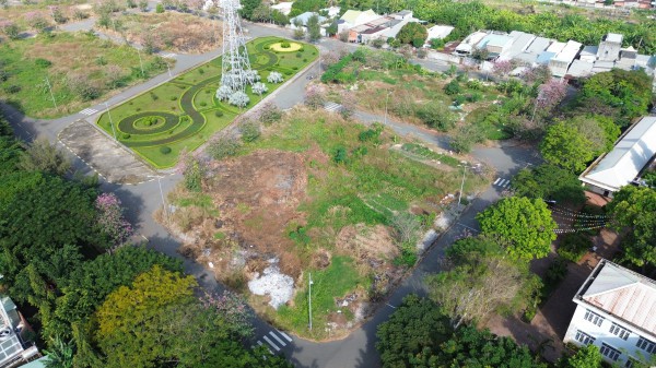 Trường mầm non ở TP.HCM bất lực dùng tôn che chắn mùi hôi thối xông vào lớp