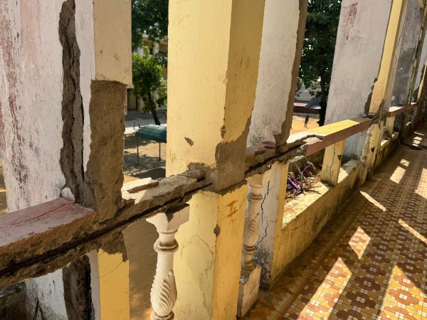 Trường nội trú Quảng Trị xuống cấp nghiêm trọng, lan can gãy, bê tông rơi từ trần nhà