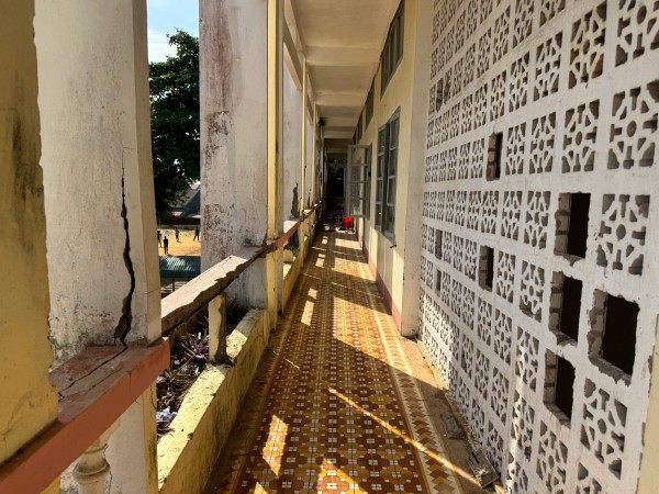Trường nội trú Quảng Trị xuống cấp nghiêm trọng, lan can gãy, bê tông rơi từ trần nhà