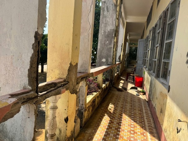 Trường nội trú Quảng Trị xuống cấp nghiêm trọng, lan can gãy, bê tông rơi từ trần nhà