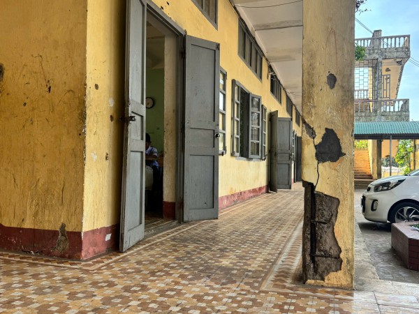 Trường nội trú Quảng Trị xuống cấp nghiêm trọng, lan can gãy, bê tông rơi từ trần nhà
