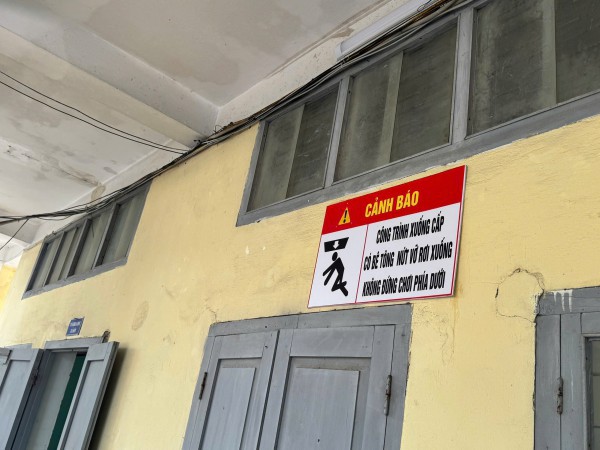 Trường nội trú Quảng Trị xuống cấp nghiêm trọng, lan can gãy, bê tông rơi từ trần nhà