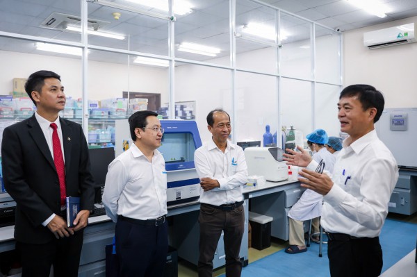 Trường thành viên đầu tiên của ĐH Quốc gia TP.HCM ký kết hợp tác với Báo Thanh Niên