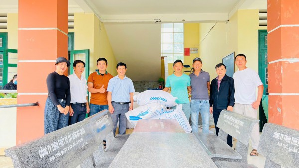 Trường tiểu học ở TP.HCM chở 30 tấn hàng hóa tặng học sinh, bà con Phú Yên