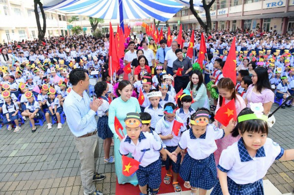 Trường tiểu học ở TP.HCM chở 30 tấn hàng hóa tặng học sinh, bà con Phú Yên