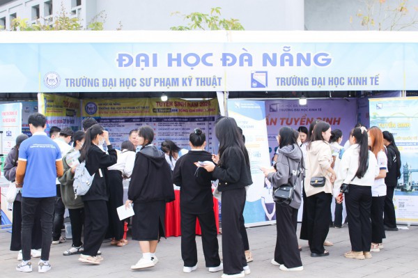 Tư vấn mùa thi: Hơn 2.000 học sinh Quảng Nam thích thú xếp hàng trải nghiệm