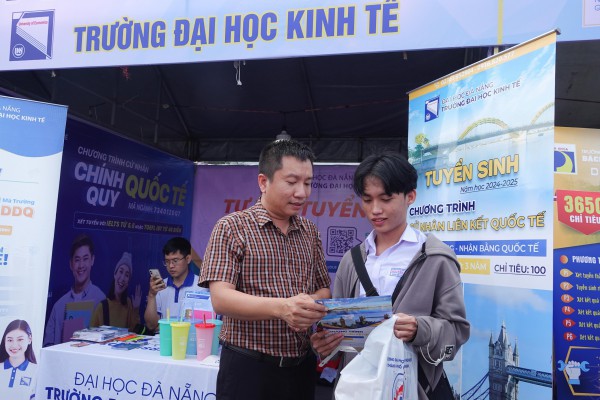 Tư vấn mùa thi: Hơn 2.000 học sinh Quảng Nam thích thú xếp hàng trải nghiệm