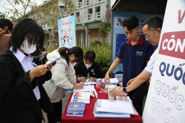 Tư vấn mùa thi tại Quảng Nam: Học sinh háo hức đến sớm nhờ những chuyến xe