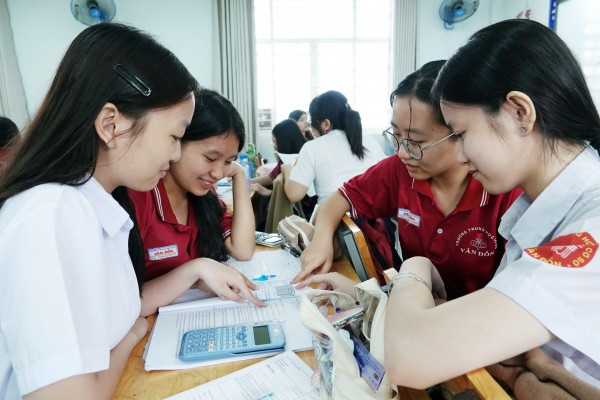 Vì sao TP.HCM đề xuất cấm học sinh sử dụng điện thoại di động trong trường học? Vì sao TP.HCM đề xuất cấm học sinh sử dụng điện thoại di động trong trường học?