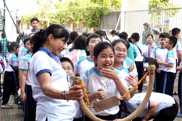 Vì sao TP.HCM đề xuất cấm học sinh sử dụng điện thoại di động trong trường học? Vì sao TP.HCM đề xuất cấm học sinh sử dụng điện thoại di động trong trường học?